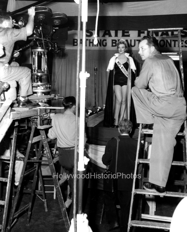 Marilyn Monroe 1952 during filming of Were Not Married wm.jpg